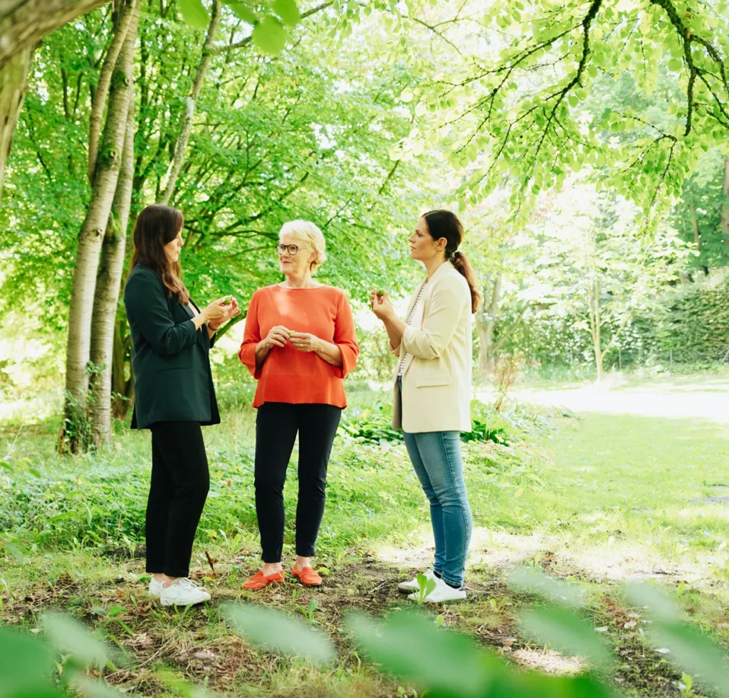 Jutta Grebing im Gespräch mit Kundinnen