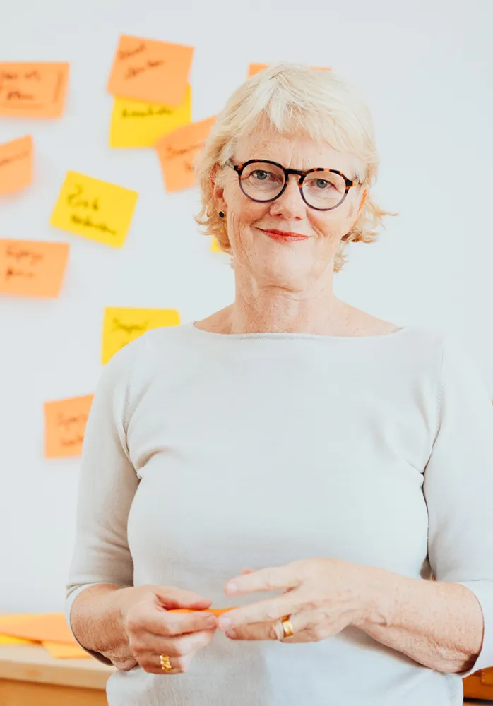 Freundliches Porträt von Jutta Grebing beim Brainstorming