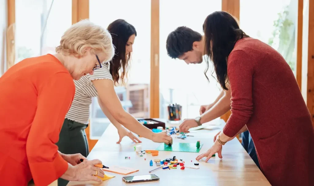 Jutta Grebing beim Kleingruppencoaching mit Lego Play