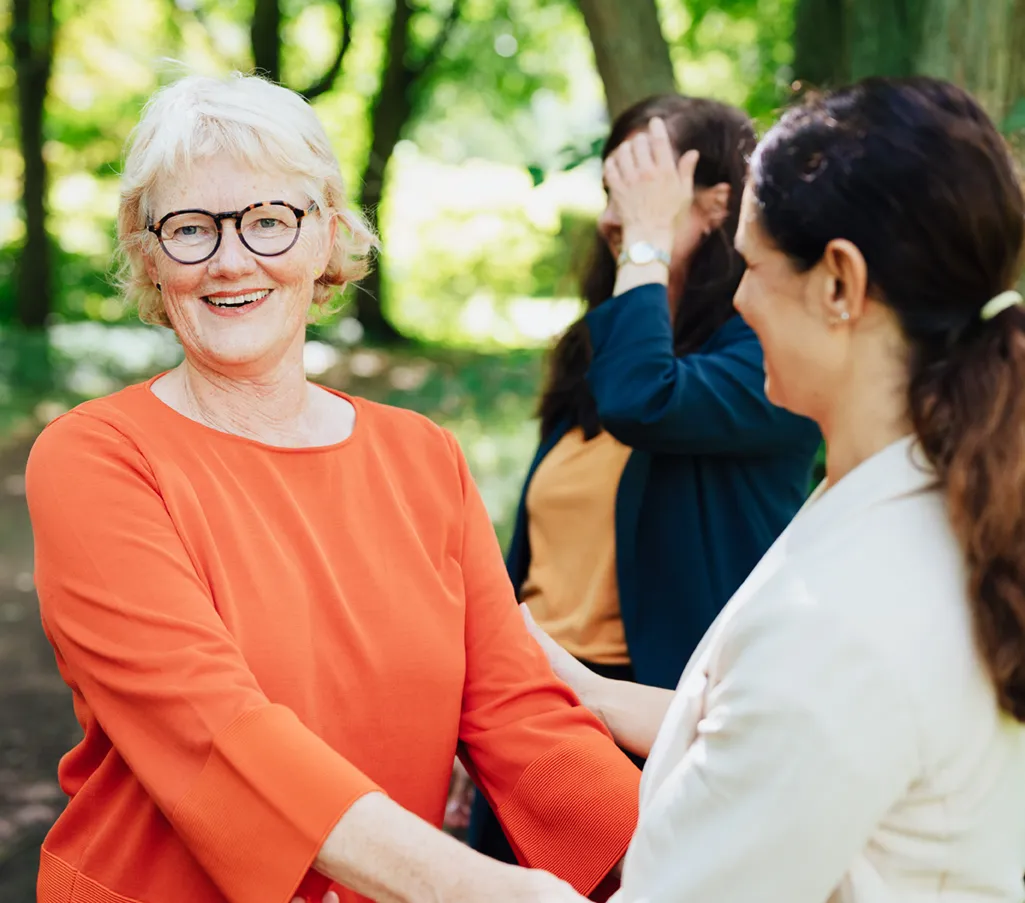 freundliches Porträt von Jutta Grebing auf ihrer Kontaktseite
