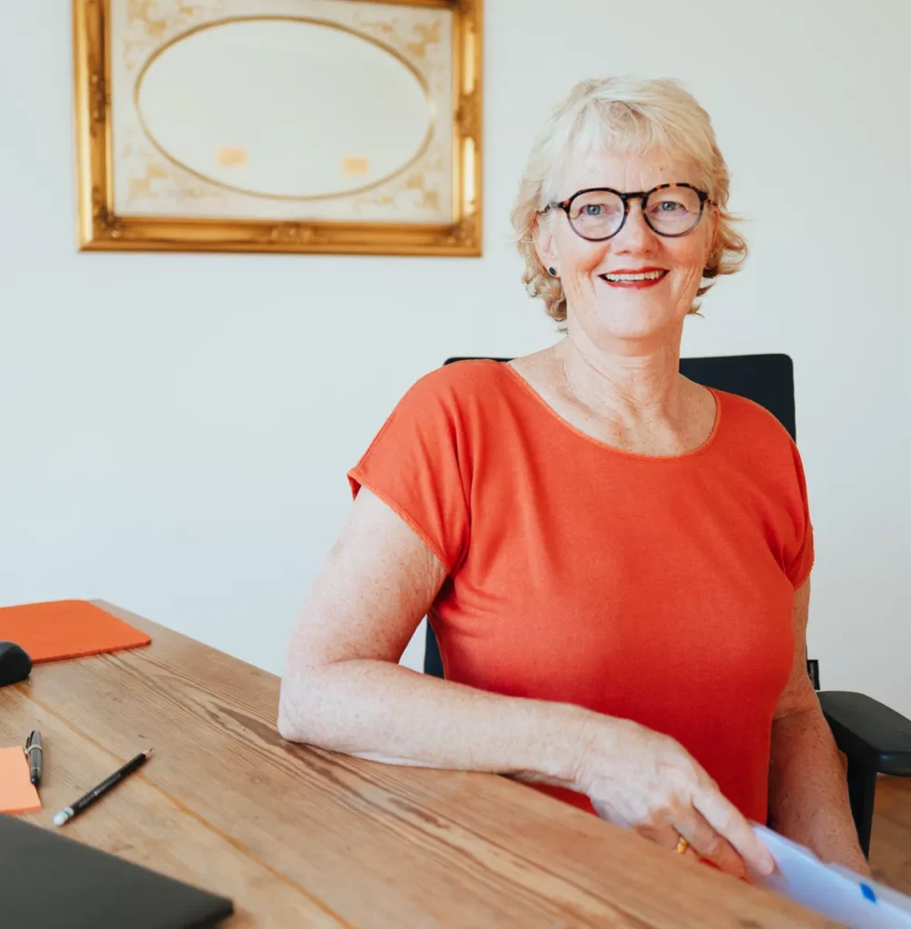 Jutta Grebing als Mentorin am Schreibtisch