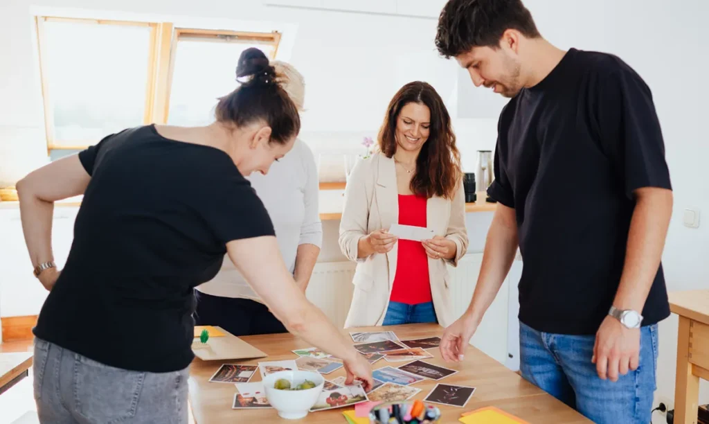Jutta Grebing mit drei Führungskräften beim Peer Coaching