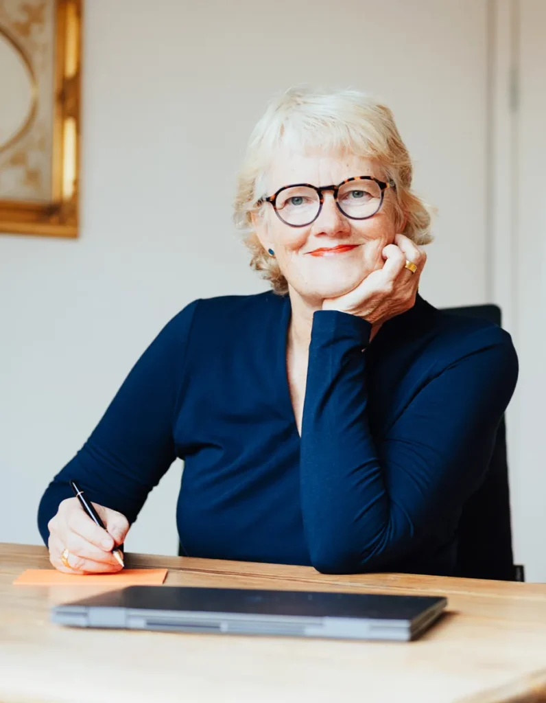 Jutta Grebing im Porträt an ihrem Schreibtisch