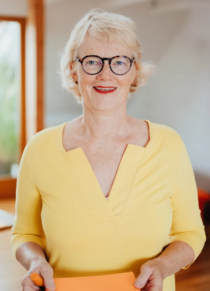 Jutta Grebing mit Block beim Coaching