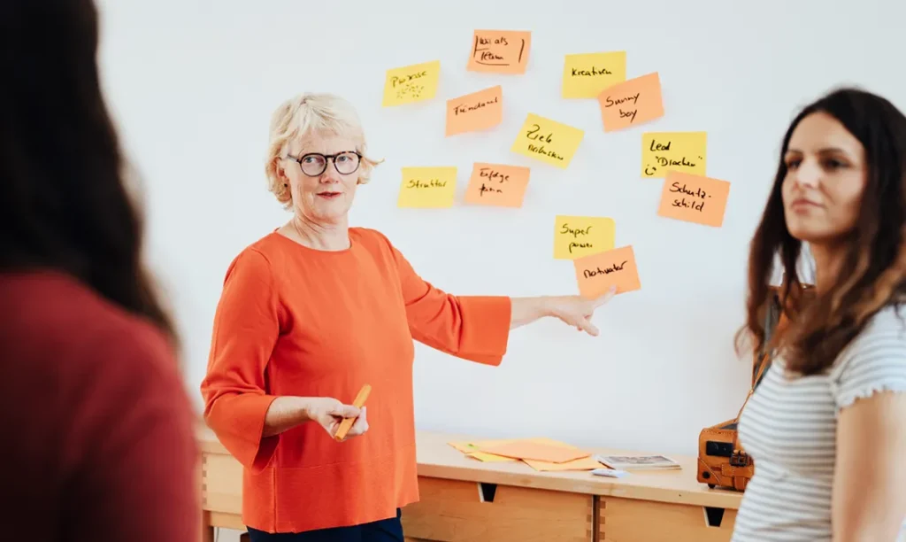 Jutta Grebing mit Post-its beim Workshop